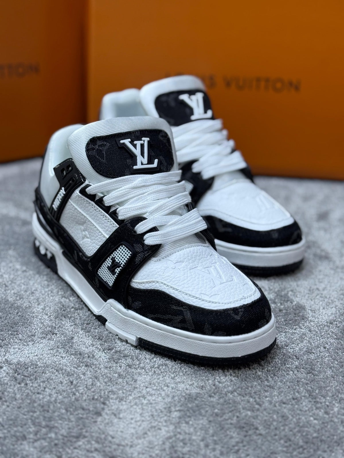 Louis Vuitton LV Trainer negra y blanca