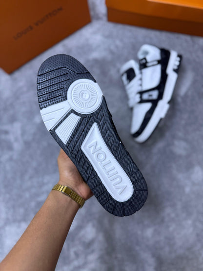 Louis Vuitton LV Trainer negra y blanca