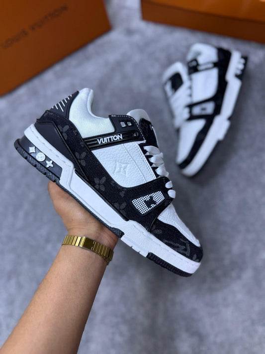 Louis Vuitton LV Trainer negra y blanca