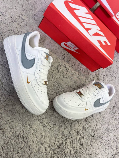 AIR FORCE 1 (logo gris bordado en oro ) "calidad MEDIA"