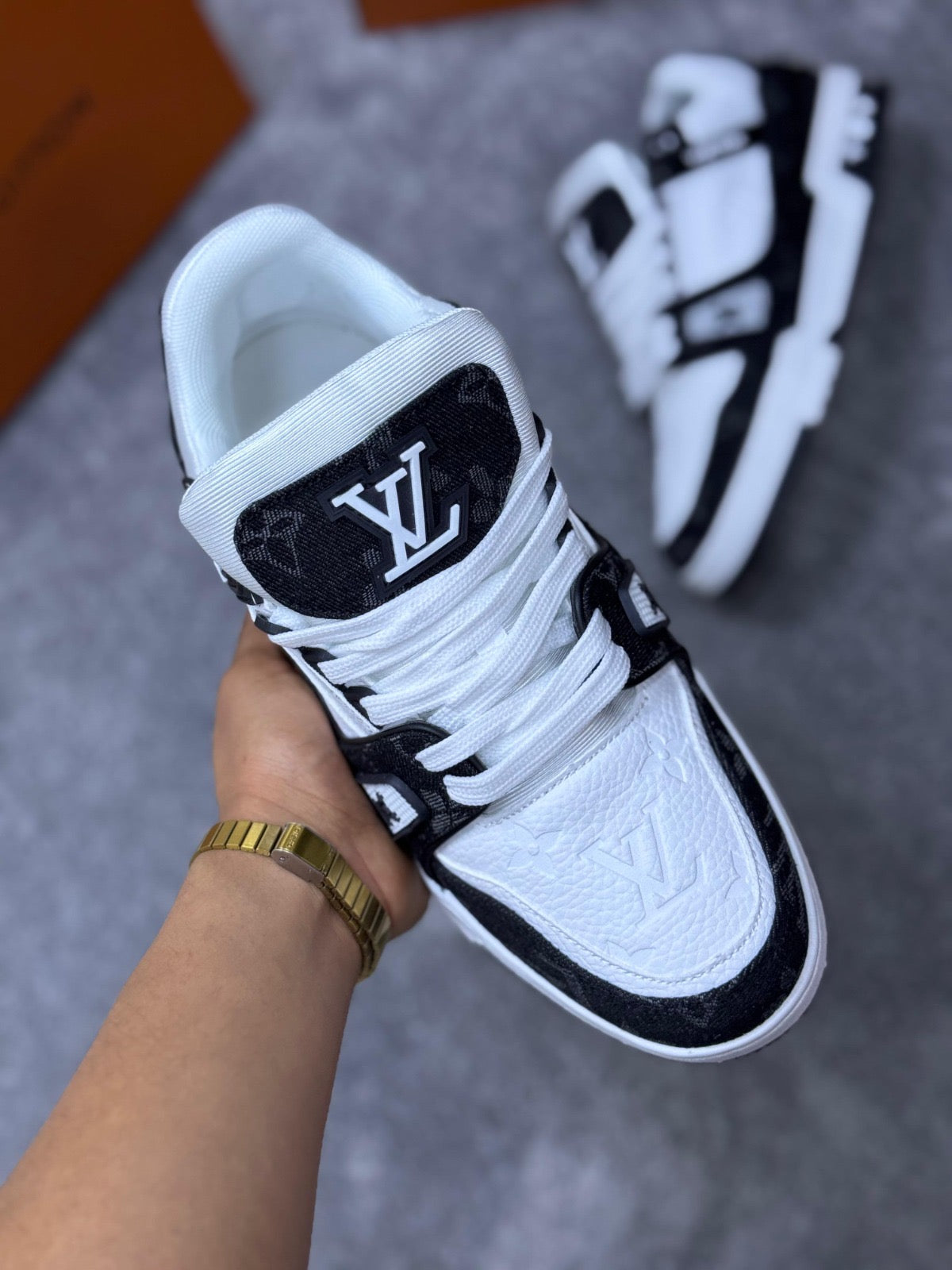 Louis Vuitton LV Trainer negra y blanca