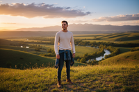 imagen de un chico que se le ve entero y de fondo un paisaje bonito 